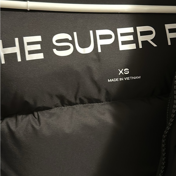 Aritzia The Super Puff Shorty puffer jacket - Picture 4 of 4